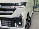 【LEDヘッドライト】悪天候や夜間走行時も良好な視界を確保し安心して運転できる高輝度LEDヘッドライトを装備!点灯速度が早く、消費電力も抑えられています。