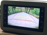 【バックカメラ】駐車時に後方がリアルタイム映像で確認できます。大型商業施設や立体駐車場での駐車時や、夜間のバック時に大活躍!運転スキルに関わらず、今や必須となった装備のひとつです!