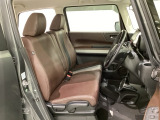 女性でも運転がしやすいように、シートの高さ調整機能(シートリフター)がついています。運転席と助手席の間が空いている為、助手席側への移動がスムーズです。交通量の多い道でも助手席側から乗り降りができます。