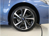 純正18インチアルミホイール装備・タイヤサイズ225/40R18
