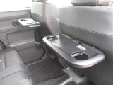 便利に使える折り畳み式シートバックテーブルです。運転席・助手席のシートバックに装備しています。