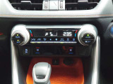 左右独立温度コントロールフルオートエアコンです。運転席、助手席それぞれで独立して温度設定ができます。冷え性の方が乗っても安心ですね♪