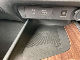 メーカーオプションのワイヤレス充電搭載。移動中も置くだけで簡単に携帯電話の充電が可能です