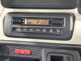 【オートエアコン】一度お好みの温度に設定すれば、車内の温度を検知し風量や温度を自動で調整。暑い…寒い…と何度もスイッチ操作をする必要はありません。快適な車内空間には必須の機能ですね♪