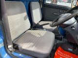運転席シート座面外側後方に少しキレがあります!