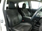 運転席側からの前席ビューです。内装色はブラック系ですので汚れも目立ちにくいです♪