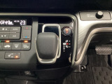 CVT車のセレクトレバーです。低速から高速まで、変速ショックのないスムーズな走りを実現するとともに、エンジン効率のよい領域を維持することで燃費にも貢献します。