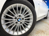 ●純正17インチアルミホイール:輸入車ならではの卓越した走りを支えるホイールと足回りです!日本車の走りに慣れている方にもぜひ体感して頂きたいほど、高いレベルでまとまっています!