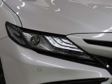 Bi‐Beam LEDヘッドランプは、3層に重なったLEDクリアランスランプで、横方向への広がりと奥行きのある高い質感を表現しています。