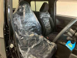 乗り降りしやすい運転席 高いアイポイントで運転しやすいです(ボックス付きのセンターアームレスト)