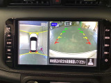 【アラウンドビューモニター】周囲を見渡せる映像で、スムースな駐車をサポートします