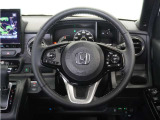 【Honda SENSING】 カメラ等装置で精度の高い検知能力を発揮、安全運転を支援します。ステアリング上のコントローラーに注目!