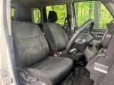 運転席まわりには十分なスペースがあり、大柄な方でもゆったり運転していただける環境です。