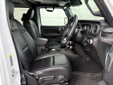 シートヒーターも装備された高級感のあるレザーシートです!JEEPのロゴがオシャレ!