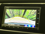 【バックカメラ】駐車時に後方がリアルタイム映像で確認できます。大型商業施設や立体駐車場での駐車時や、夜間のバック時に大活躍!運転スキルに関わらず、今や必須となった装備のひとつです!