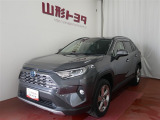大人気SUV RAV4HVです!スタイリッシュな外観と、雪道も安心の4WD。アウトドアにもキャンプにもピッタリな1台ですね♪