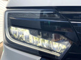 【LEDヘッドライト】悪天候や夜間走行時も良好な視界を確保し安心して運転できる高輝度LEDヘッドライトを装備!点灯速度が早く、消費電力も抑えられています。