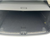 奥行きの広いトランクルームは荷物を固定するためのフックや12V電源を備えるなど、使い勝手にも配慮されています。