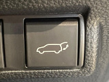 【パワーバックドア】スマートキーや運転席のボタンを押すだけでリアゲートが自動で開閉します!荷物を持っている時や、高い位置にあるバックドアを閉める際に便利な機能です♪