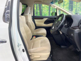 運転席まわりには十分なスペースがあり、大柄な方でもゆったり運転していただける環境です。