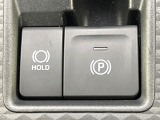 【電動パーキングブレーキ】パーキングブレーキは便利な電動式!ボタン一つで操作でき、アクセルを踏めば自動で解除されます♪レバーやペダルが無いので運転席廻りもすっきりしますね♪