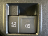 【電動パーキングブレーキ】パーキングブレーキは便利な電動式!ボタン一つで操作でき、アクセルを踏めば自動で解除されます♪レバーやペダルが無いので運転席廻りもすっきりしますね♪