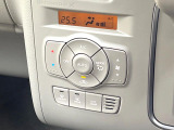 【オートエアコン】一度お好みの温度に設定すれば、車内の温度を検知し風量や温度を自動で調整。暑い…寒い…と何度もスイッチ操作をする必要はありません。快適な車内空間には必須の機能ですね♪