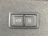 ●電動リアゲート:ワンタッチでリアゲートの開閉ができ、荷物などで両手が塞がっている状態でも簡単に開閉ができる便利機能です。