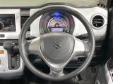 インテリアに合わせたデザインのステアリングは、運転される方のことも考え、運転しやすい形状、大きさです。是非一度、実際に触ってお確かめください。
