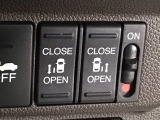 【両側パワースライドドア】両側がパワースライドドアになっており、運転席のスイッチやスマートキーでも開閉が可能です!開口部も広いので乗り降りも楽々♪
