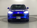 スイッチを入れた瞬間から明るいLEDヘッドライトが、夜間のドライブをサポートします。