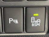 【ブラインドスポットモニター】走行中、ドアミラーの死角になりやすい箇所に後続車が接近するとサイドミラーのレンズに警告を表示!ドライバーに注意喚起をしてくれます。