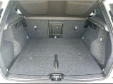 奥行きの広いトランクルームは荷物を固定するためのフックや12V電源を備えるなど、使い勝手にも配慮されています。