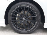 純正アルミホイールは精度が高く、走行の安定性が優れています。タイヤサイズ235/40R19
