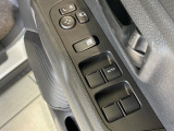 【電動格納ミラー】サイドミラーは電動格納式となっており、狭い駐車場でもキズがつくリスクを抑えられます。