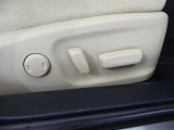 運転席シート調整を電動で調整できます。無段階調整なので、どなたにもピッタリの調整が可能です。