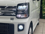 【LEDヘッドライト】悪天候や夜間走行時も良好な視界を確保し安心して運転できる高輝度LEDヘッドライトを装備!点灯速度が早く、消費電力も抑えられています。