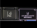 レーンディパーチャーアラートとは車線、又は走路からの逸脱の可能性をブザーにて警告します。