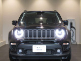 Jeepの伝統的な丸いヘッドライトとセブンスロットグリルが存在感をより引き立たせています。