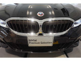 BMWの代名詞の【キドニーグリル】グリルが腎臓のように見えるので【キドニー】と呼ばれるようになりました。一目見ただけでBMWであると認識できる確固たるアイコンとして存在感を放ちます。