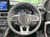 インテリアに合わせたデザインのステアリングは、運転される方のことも考え、運転しやすい形状、大きさです。是非一度、実際に触ってお確かめください。