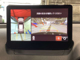 360°ビューモニターでは前後左右4つのカメラ映像をさまざまな走行状況に応じて切り替えてセンターディスプレイに表示することで、駐車時や狭い道でのすれ違い時、見通しの悪い交差点進入時でも安心感を高めます
