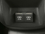 リヤ充電用USB端子付き。スマートフォンなどの充電に便利です。