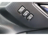 運転席のシートポジションを2か所記憶させることがシートメモリー機能が付いております。ボタンを押すと設定したシートポジションに自動で動きます♪