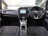 ◆視界広々で非常に運転しやすくロングドライブでも疲れを感じさせないすっきりとまとまったインパネ周りです。
