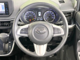 インテリアに合わせたデザインのステアリングは、運転される方のことも考え、運転しやすい形状、大きさです。是非一度、実際に触ってお確かめください。