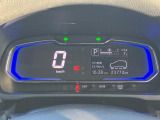 文字が大きく、とっても見やすいメーターです☆ディスプレイがグリーンに光ると、燃費の良い運転をしている証拠です(*^_^*)