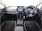 視界の良さが魅力の運転しやすいコックピット。シンプルで操作性に優れたインパネデザインと、SUBARUならではの安全性能への徹底したこだわりが光る視界設計です。