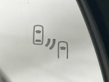 【ブラインドスポットモニター】走行中、ドアミラーの死角になりやすい箇所に後続車が接近するとサイドミラーのレンズに警告を表示!ドライバーに注意喚起をしてくれます。