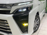 【LEDヘッドライト】悪天候や夜間走行時も良好な視界を確保し安心して運転できる高輝度LEDヘッドライトを装備!点灯速度が早く、消費電力も抑えられています。